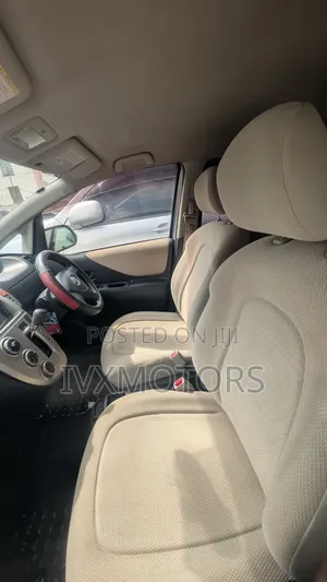 Toyota Ractis 1.3 FWD 2009 Silver