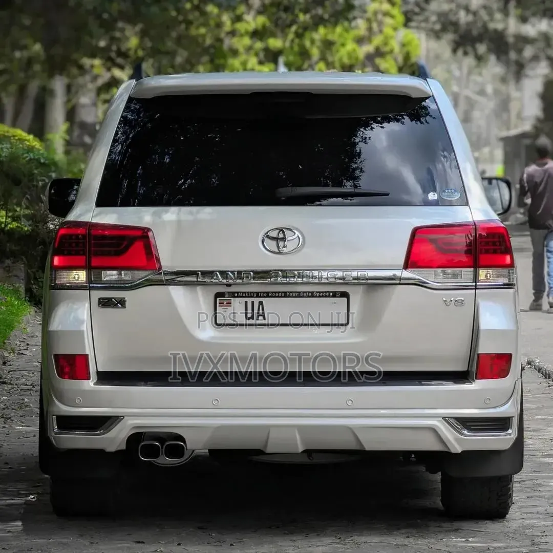 Toyota Land Cruiser 4.6 V8 ZX 2018 White