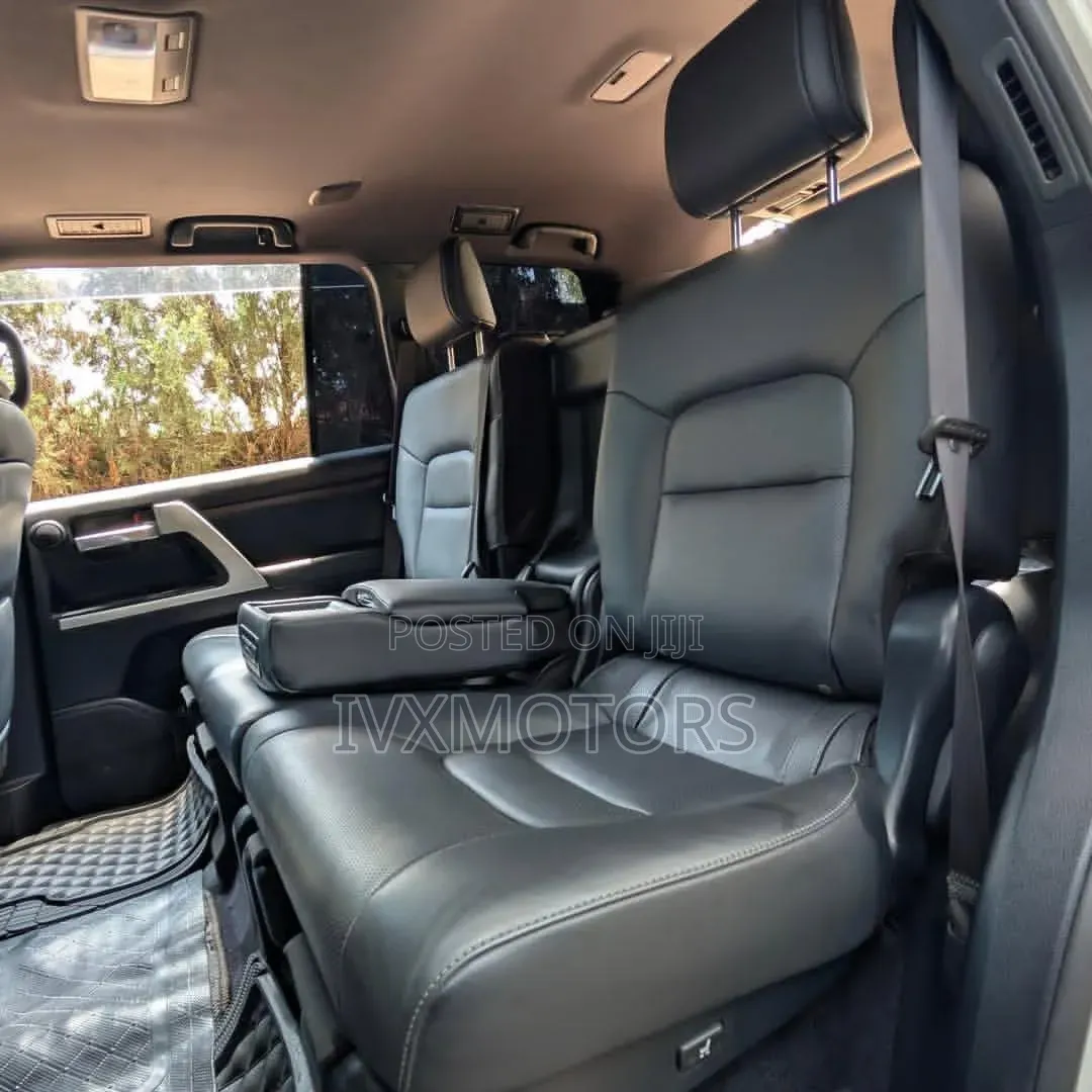 Toyota Land Cruiser 4.6 V8 ZX 2018 White