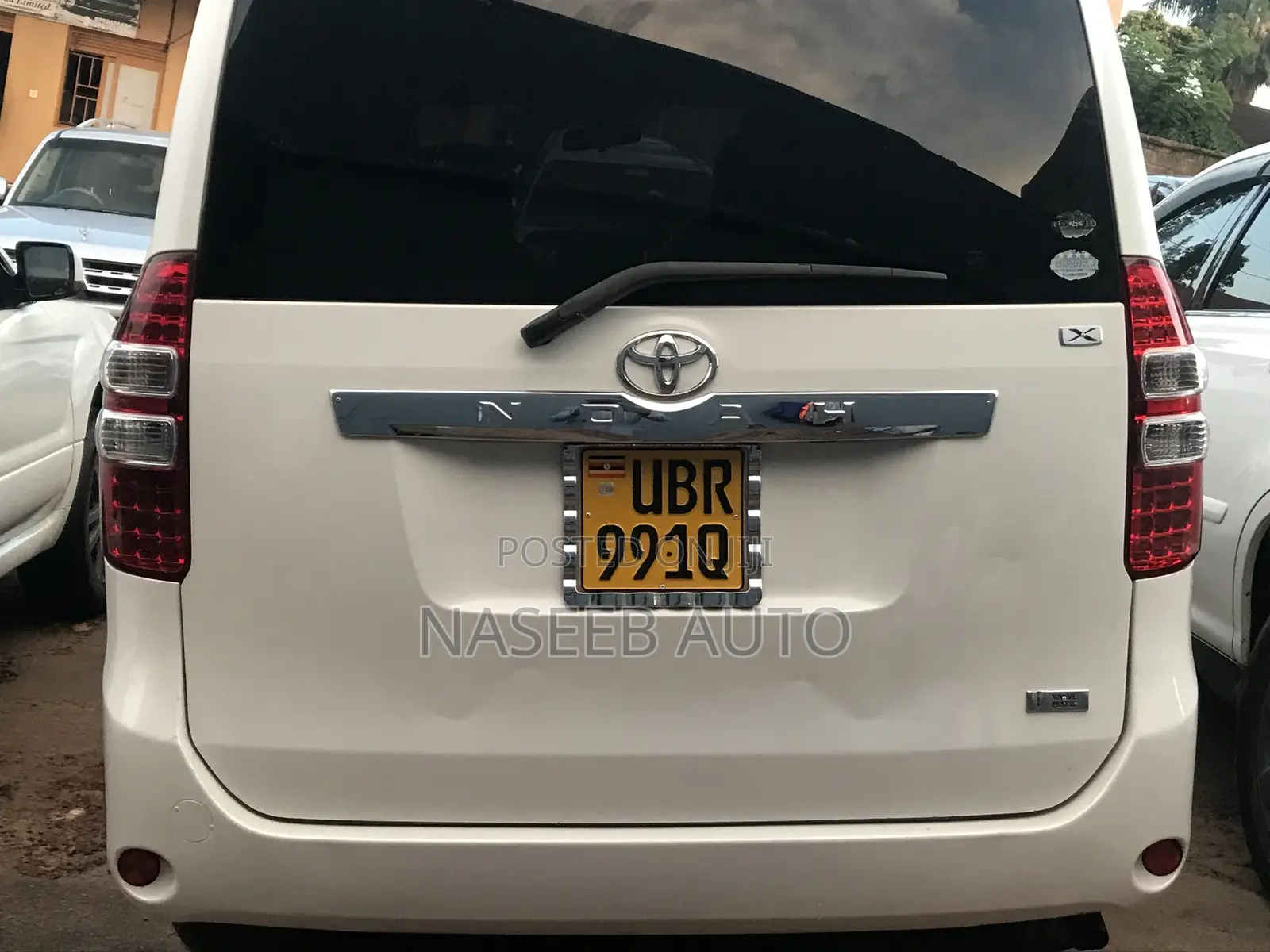Toyota Noah 2010 White