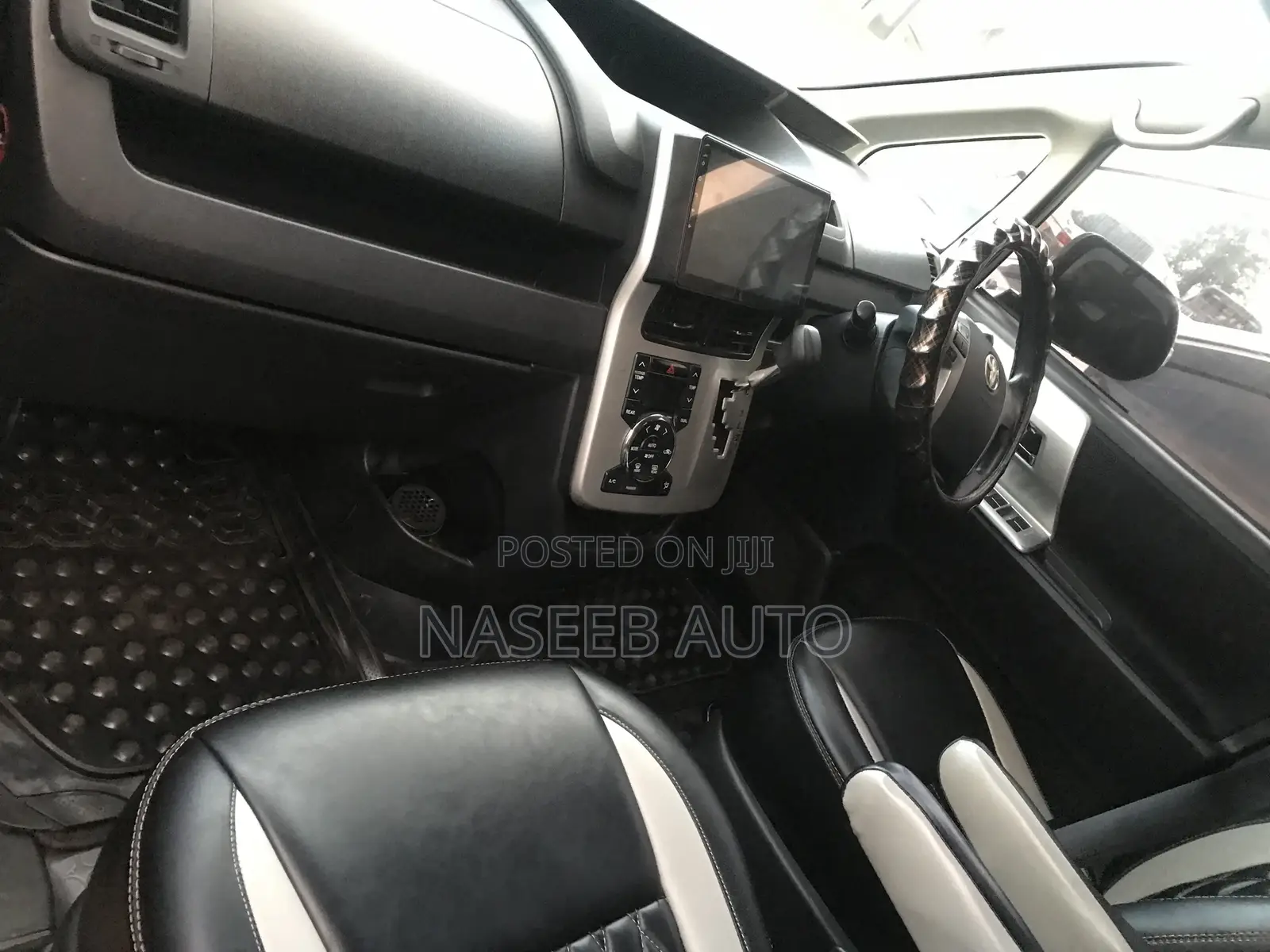 Toyota Noah 2010 White