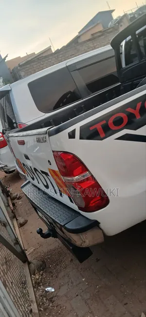 Toyota Hilux 2010 White