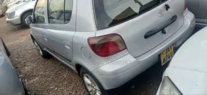 Toyota Vitz 2000 Silver