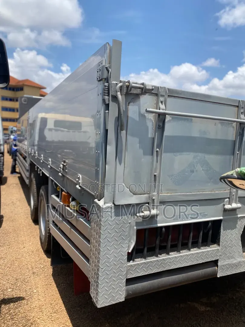 Isuzu Truck 10 Tyres 2000 White