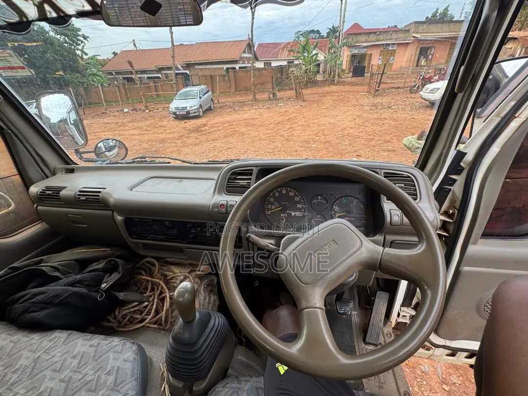 Isuzu ELF 250 Flatbed Truck for Sale – UGX 40,000,000