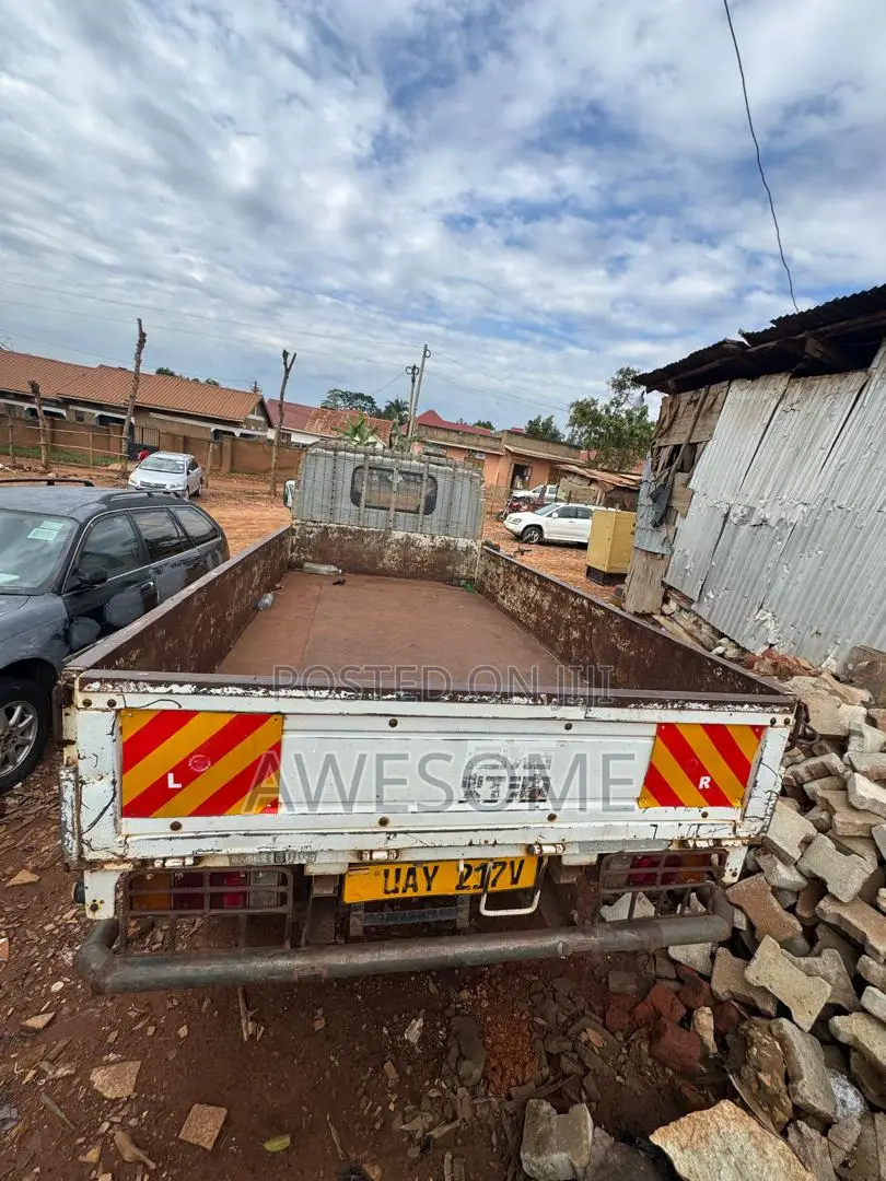 Isuzu ELF 250 Flatbed Truck for Sale – UGX 40,000,000