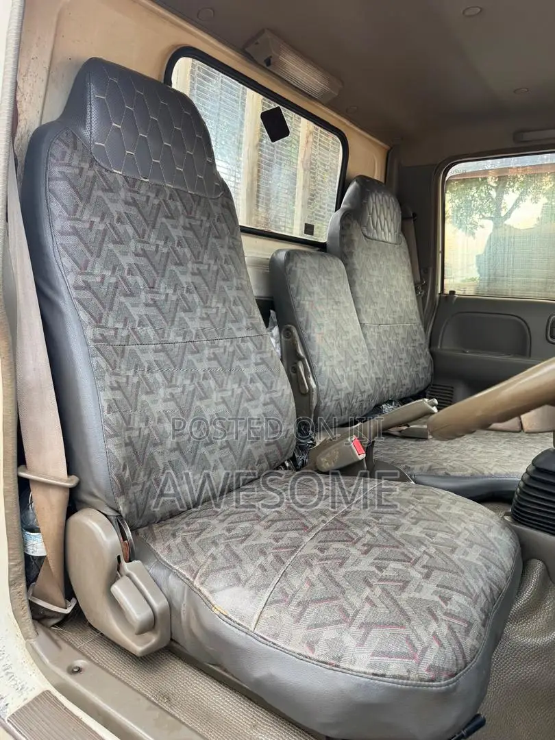 Isuzu ELF 250 Flatbed Truck for Sale – UGX 40,000,000