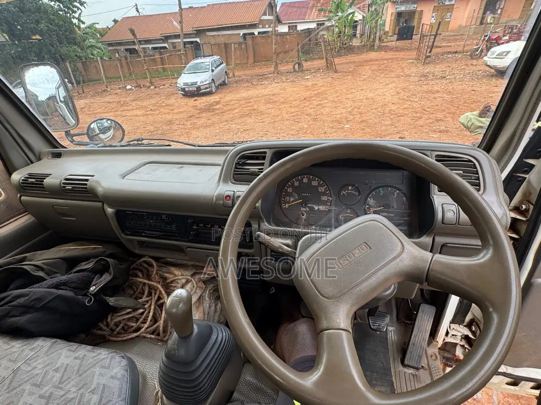 Isuzu ELF 250 Flatbed Truck for Sale – UGX 40,000,000