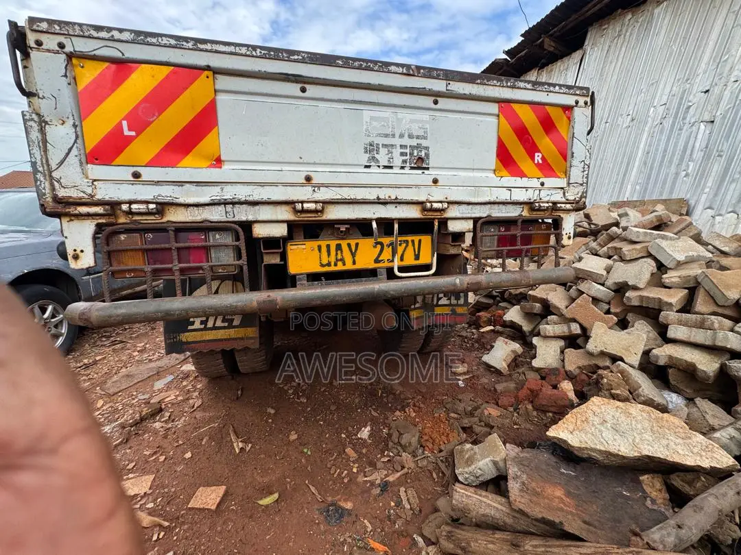 Isuzu ELF 250 Flatbed Truck for Sale – UGX 40,000,000