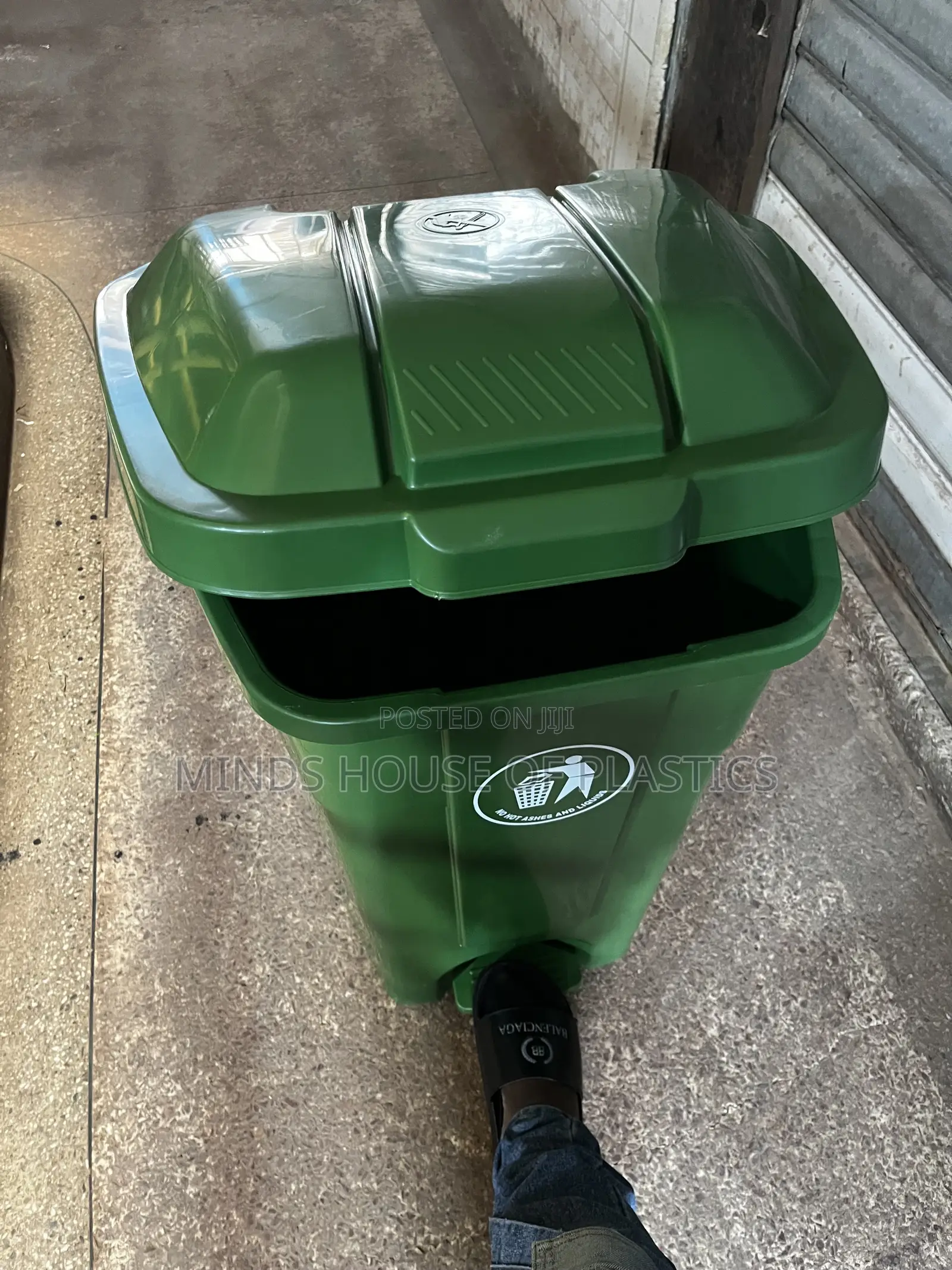 80ltrs Pedal Bin With Wheels