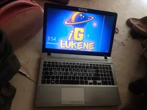Laptop Samsung NP300E5E 4GB Intel Core i3 HDD+SSD 500GB