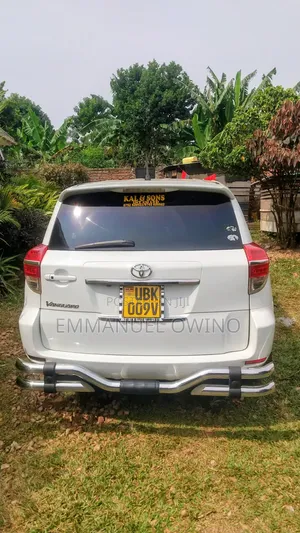 Toyota Vanguard 2010 White