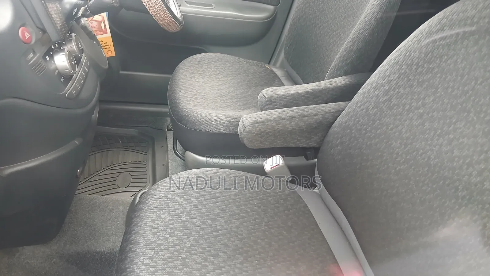 Toyota Sienta 2012