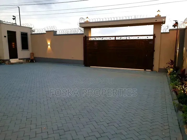 4bdrm Duplex in Muyenga Estate, Central Division for rent