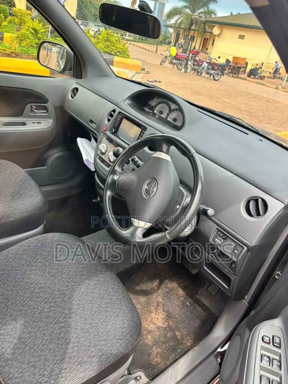 Toyota Sienta 1.5 AWD 2012 Maroon