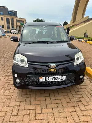 Toyota Sienta 1.5 AWD 2012 Maroon