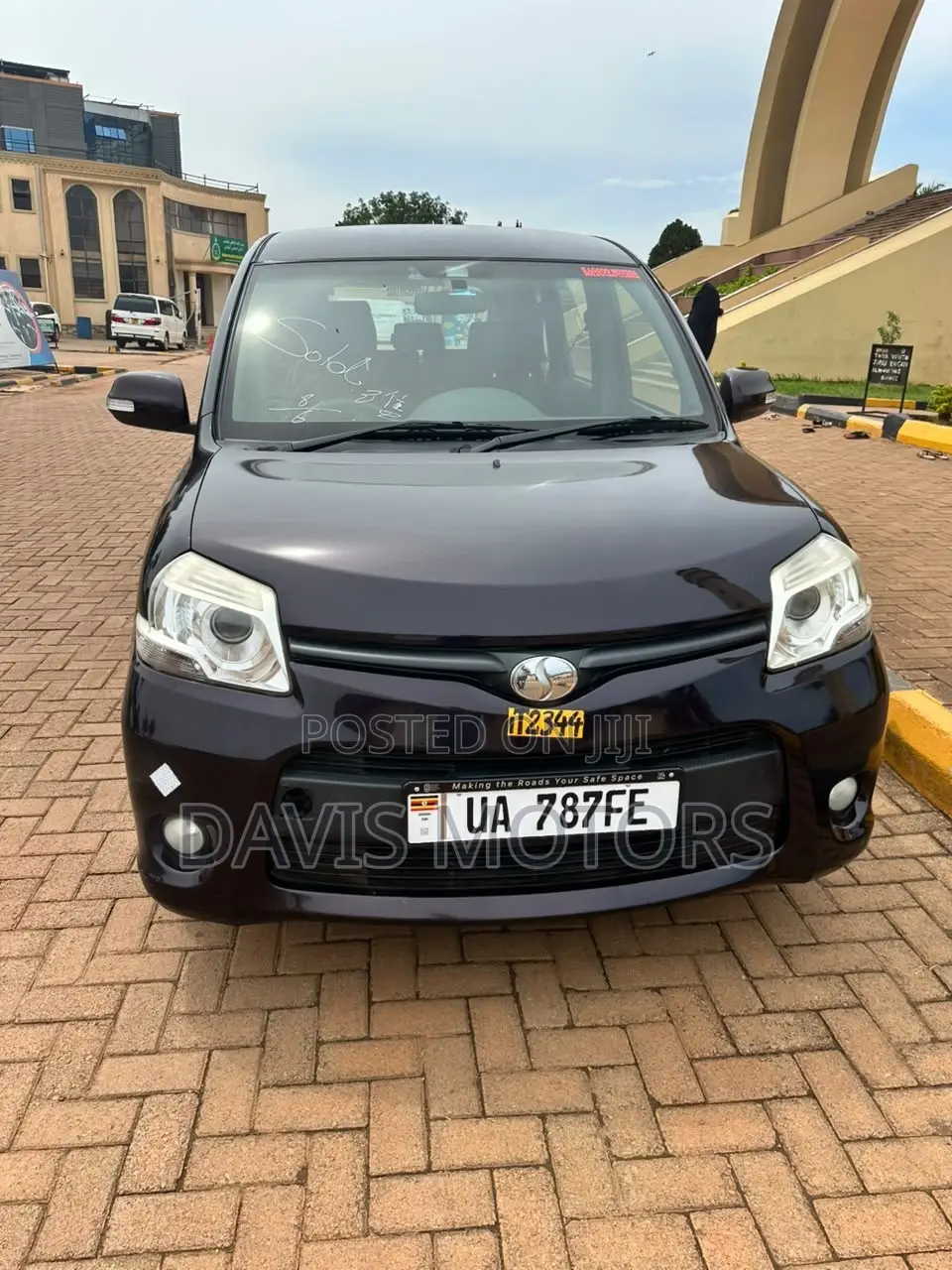 Toyota Sienta 1.5 AWD 2012 Maroon