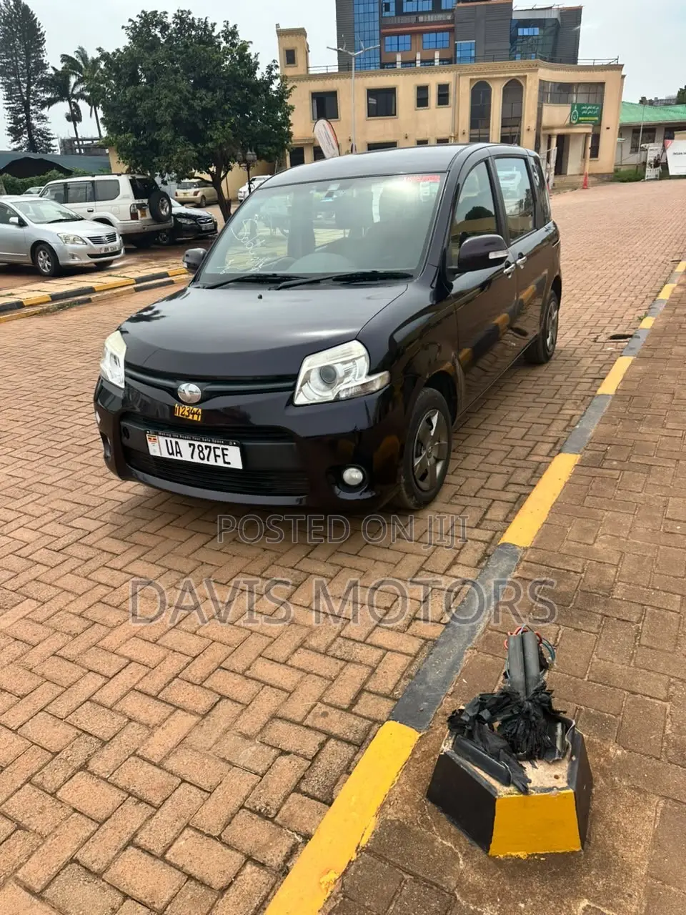 Toyota Sienta 1.5 AWD 2012 Maroon