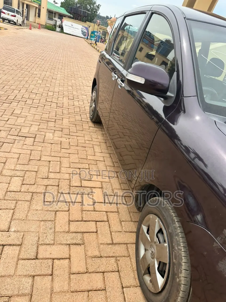 Toyota Sienta 1.5 AWD 2012 Maroon