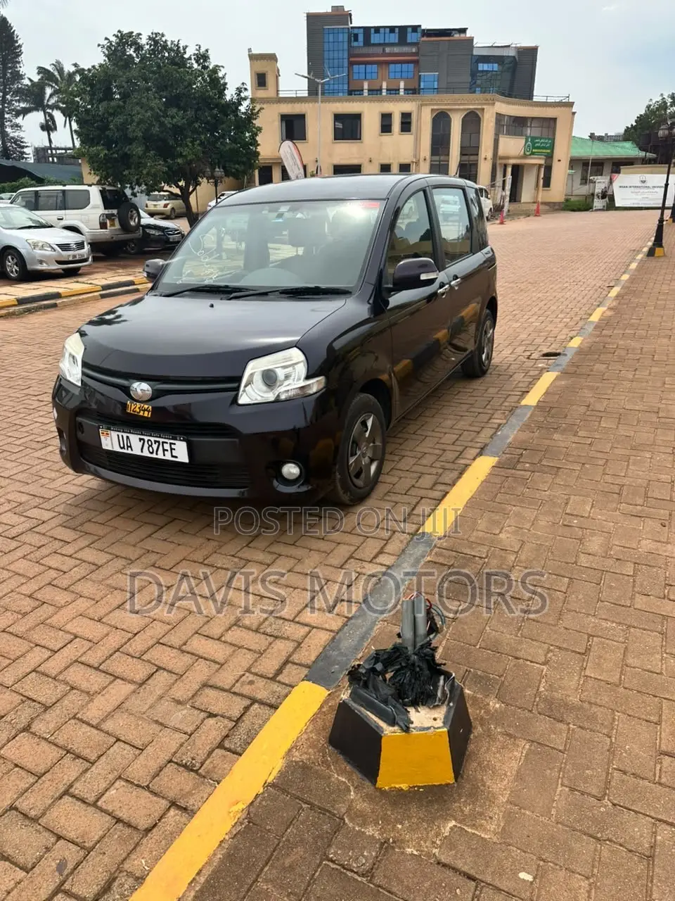 Toyota Sienta 1.5 AWD 2012 Maroon