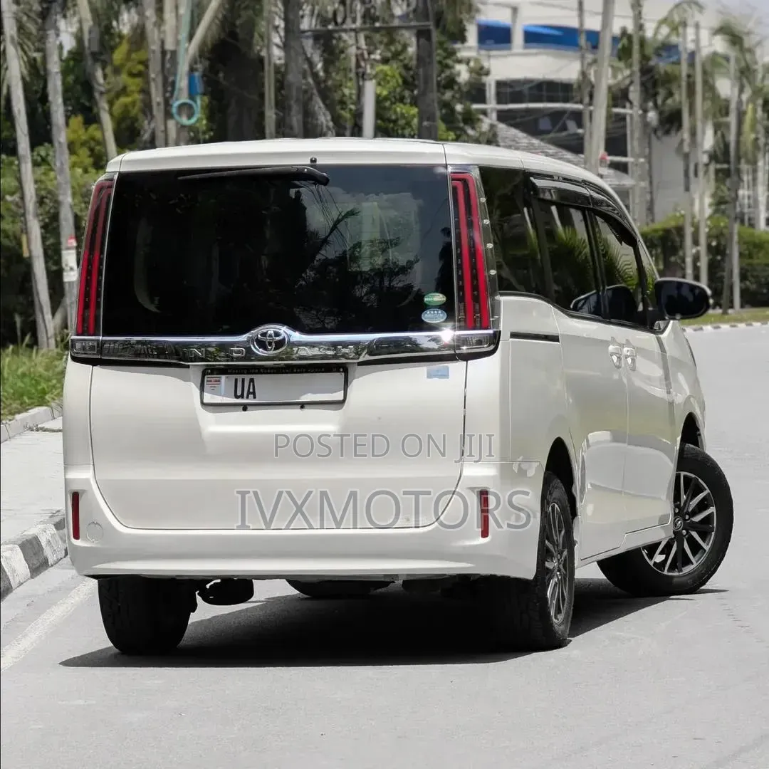 Toyota Noah 2.0 AWD (8 Seater) 2018 White