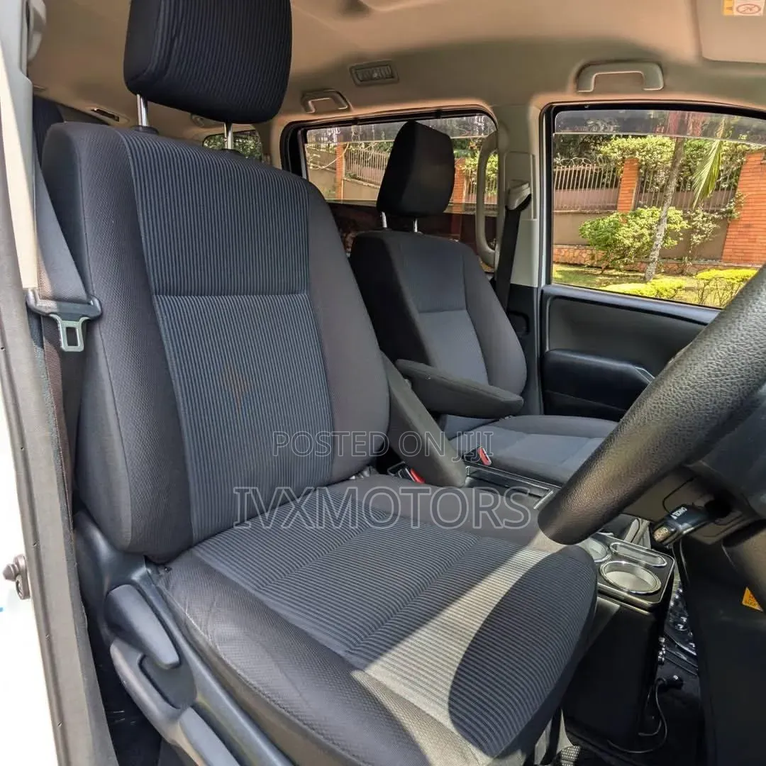Toyota Noah 2.0 AWD (8 Seater) 2018 White