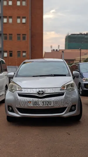Toyota Ractis 1.3 FWD 2011 Silver