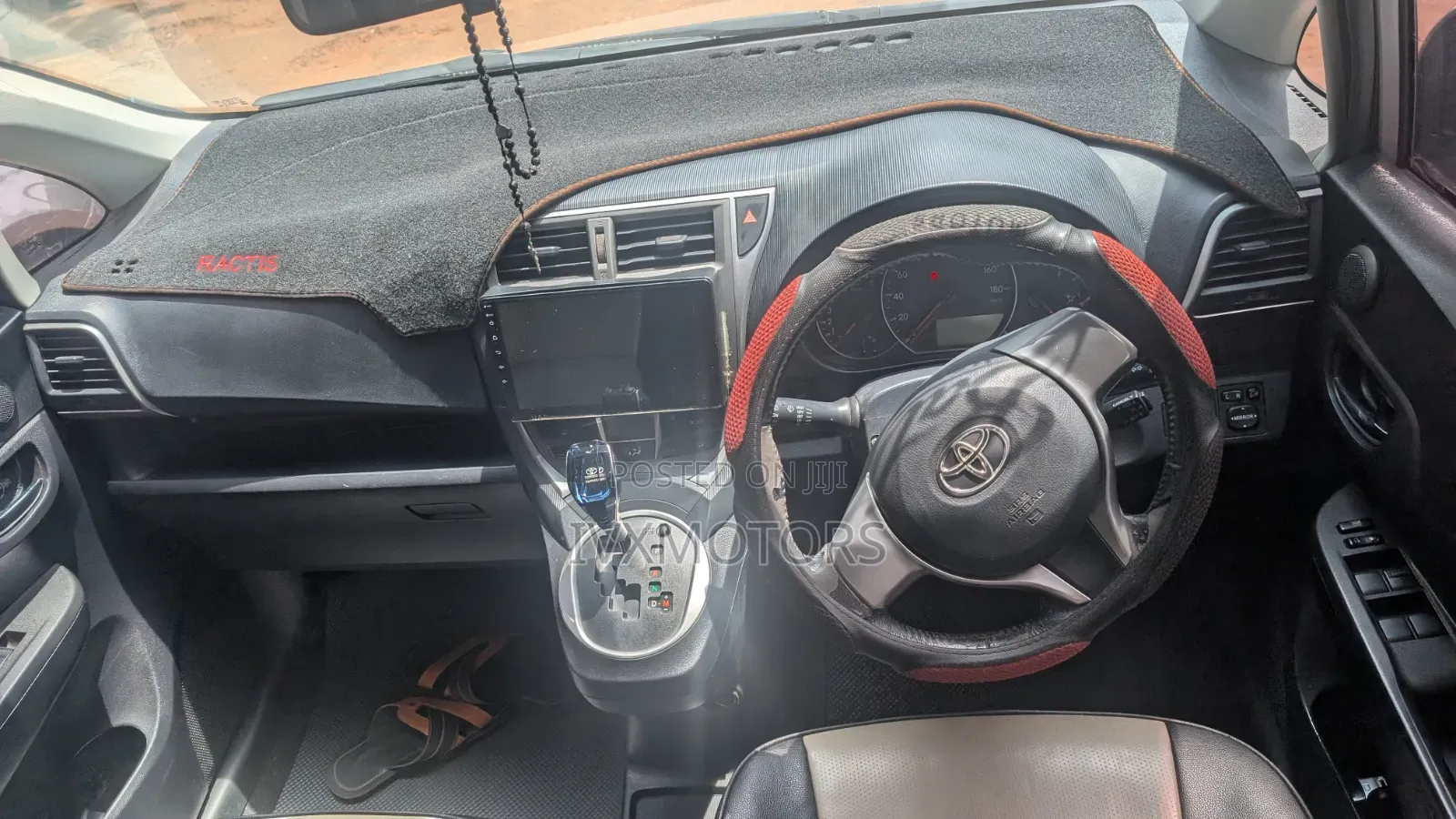 Toyota Ractis 1.3 FWD 2011 Silver