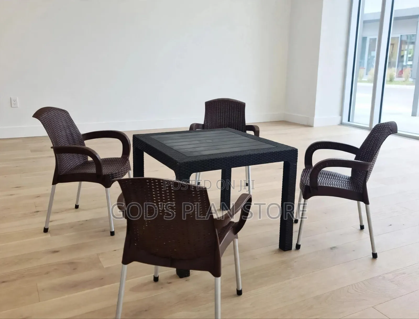 Bar/Hotel Plastic Table and Aristle Plastic Chairs Set