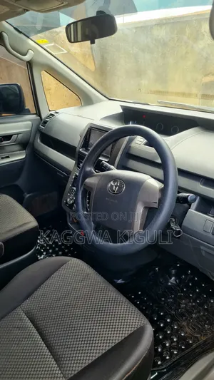 Toyota Noah 2.0 143hp FWD (8 Seater) 2008 White