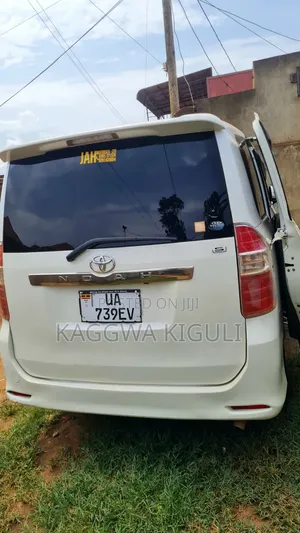 Toyota Noah 2.0 143hp FWD (8 Seater) 2008 White