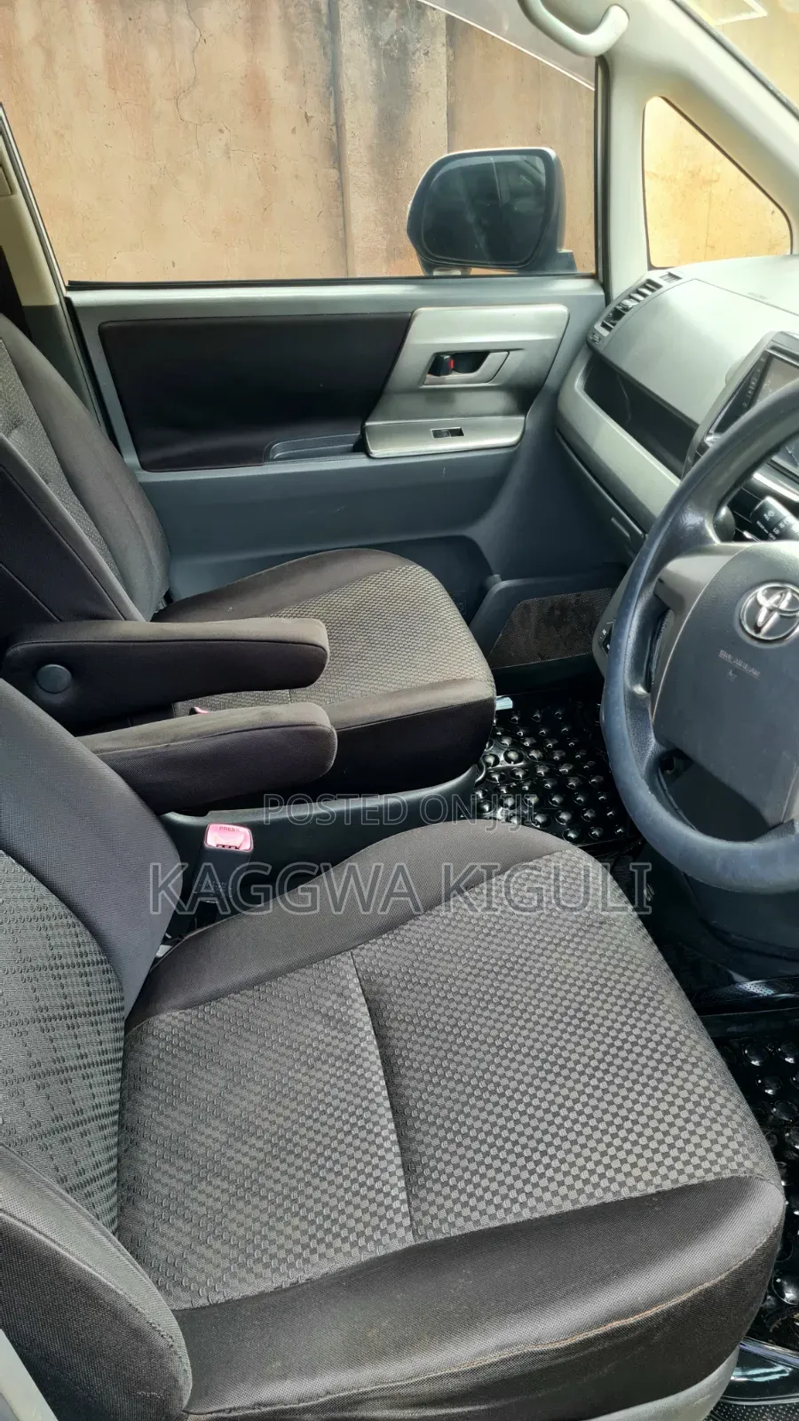 Toyota Noah 2.0 143hp FWD (8 Seater) 2008 White