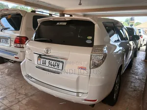 Toyota Vanguard 2011 White