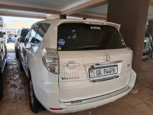 Toyota Vanguard 2011 White