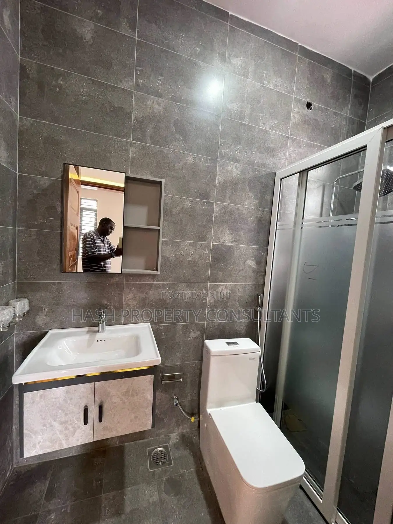 3bdrm Apartment in Muyenga Tank Hill, Central Division for rent