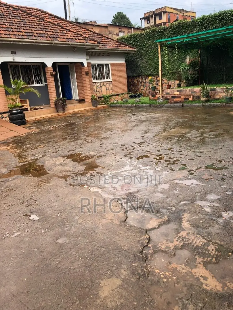 3bdrm Bungalow in Central Division for rent