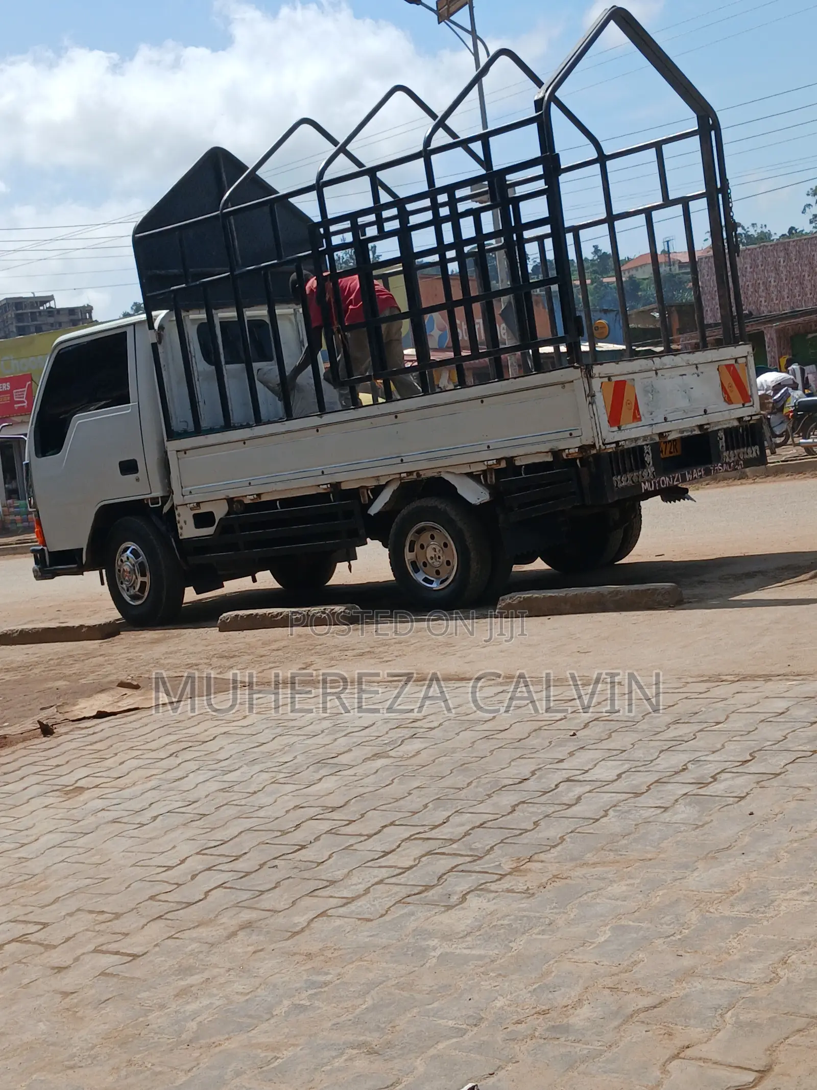 Mitsubishi Canter 4D32 1998 White