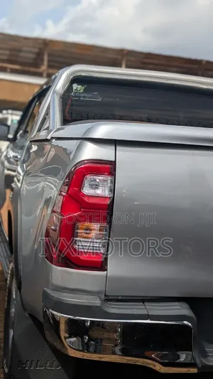 Toyota Hilux SR 2015 Silver