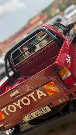 Toyota Hilux 1992 Maroon