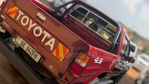 Toyota Hilux 1992 Maroon