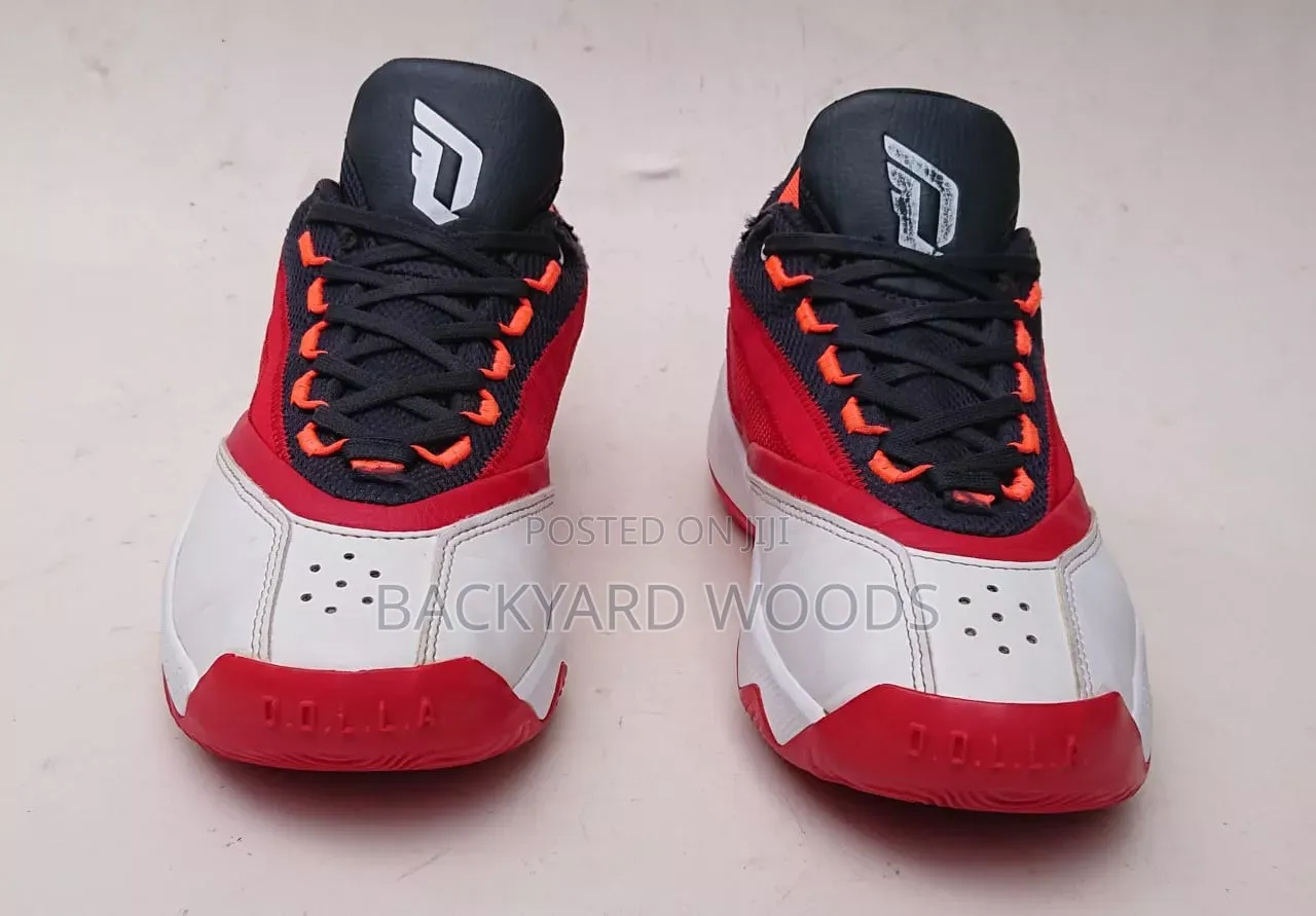 Adidas Dame Lillard
Size 43. 5eur/9uk/9.5us Available
Halla 