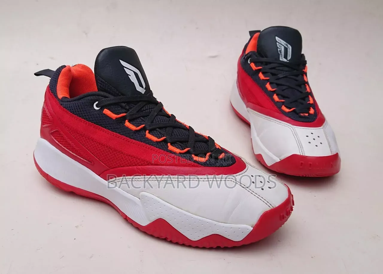 Adidas Dame Lillard
Size 43. 5eur/9uk/9.5us Available
Halla 
