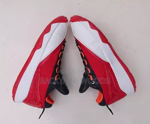 Adidas Dame Lillard
Size 43. 5eur/9uk/9.5us Available
Halla 
