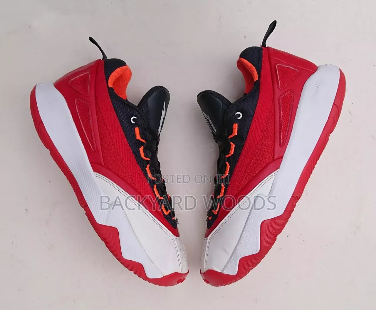 Adidas Dame Lillard
Size 43. 5eur/9uk/9.5us Available
Halla 
