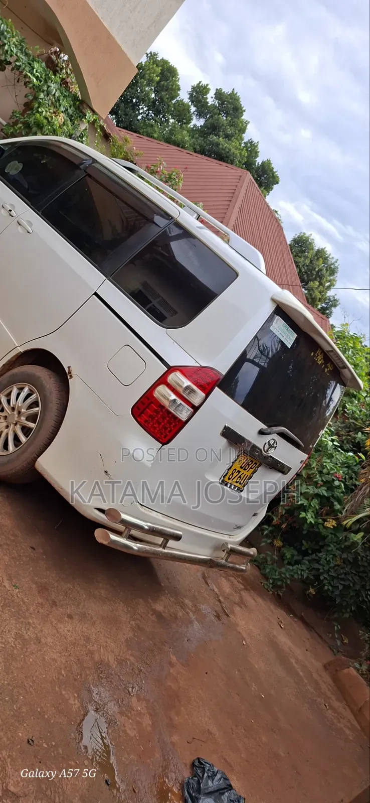 Toyota Noah 2010 White