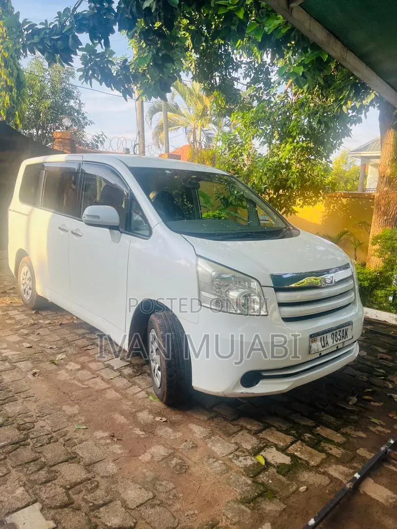 Toyota Noah 2010 White