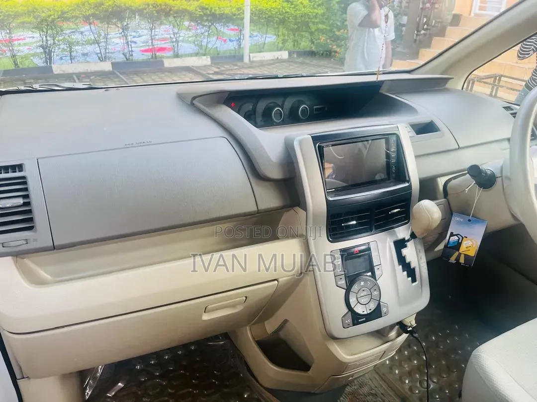 Toyota Noah 2010 White