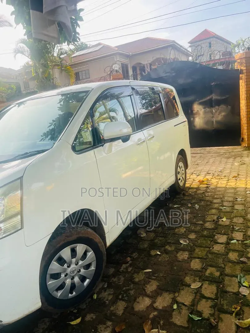 Toyota Noah 2010 White