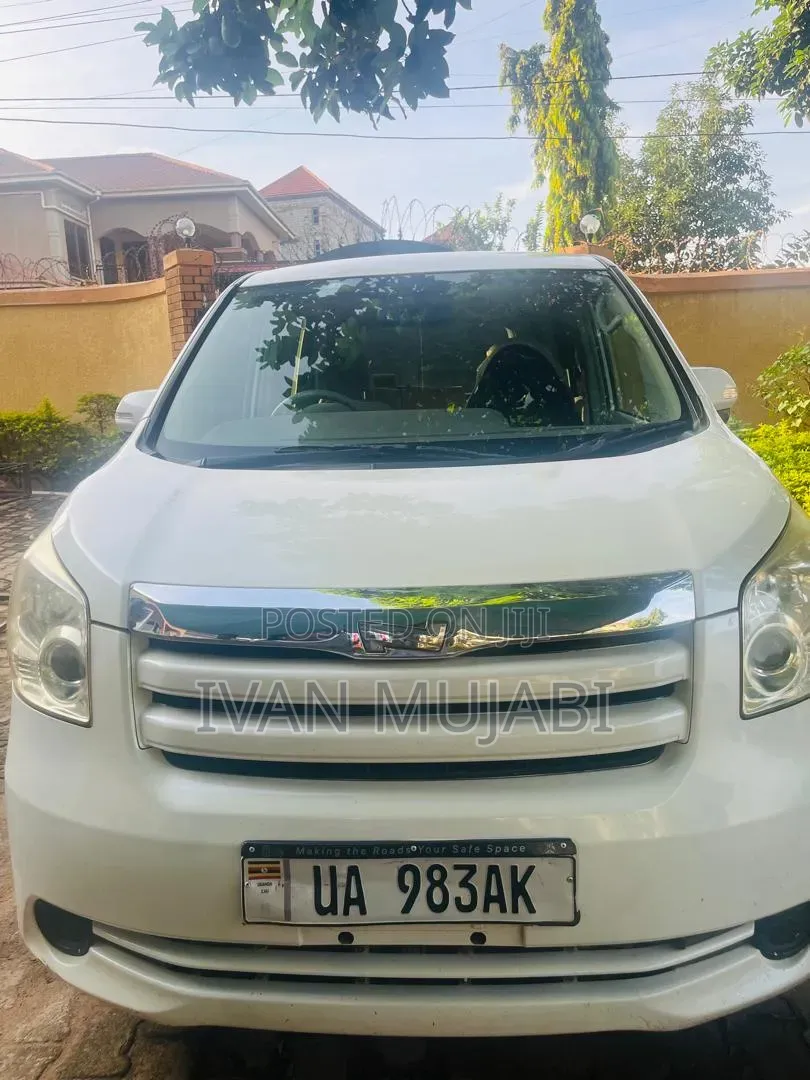 Toyota Noah 2010 White