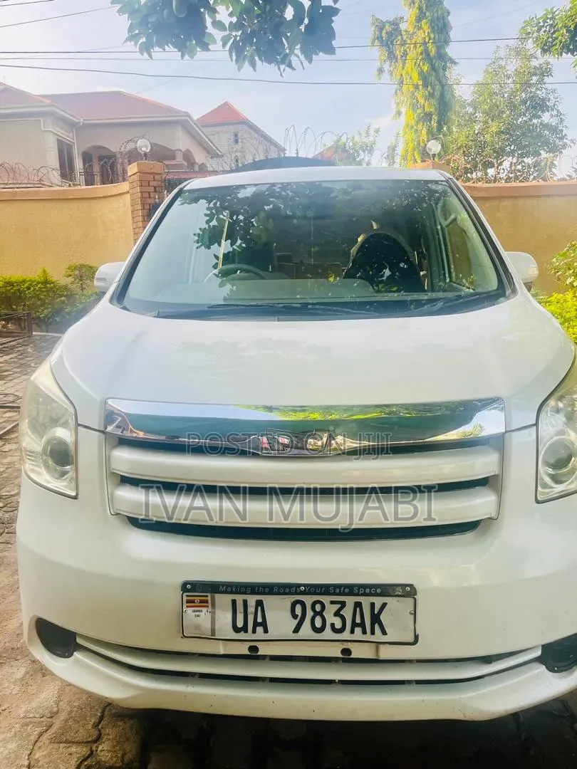 Toyota Noah 2010 White